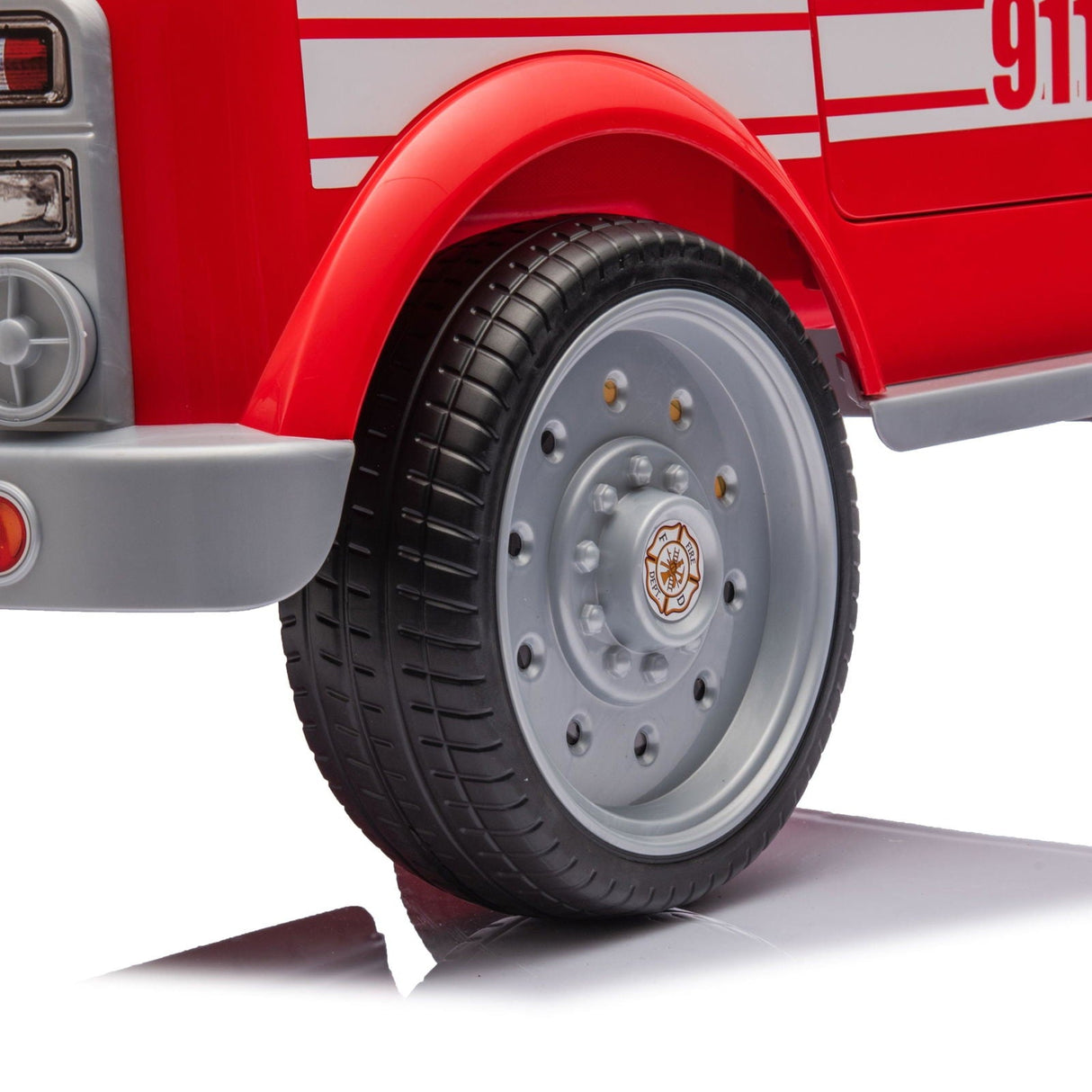 12V Kids Fire Truck Ride-On – Red children's electric car with emergency lights, megaphone, fire shovel, and sprinkler, designed for kids aged 3-8. View of the wheels.